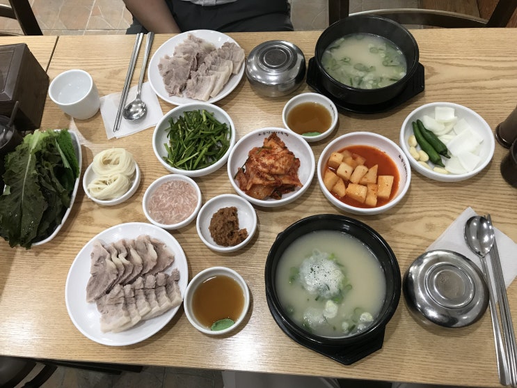  점심식사로 부산서면 1번가 국밥골목 근처에 있는 '소문난돼지국밥'에서 수육백반을 털어봤습니다.