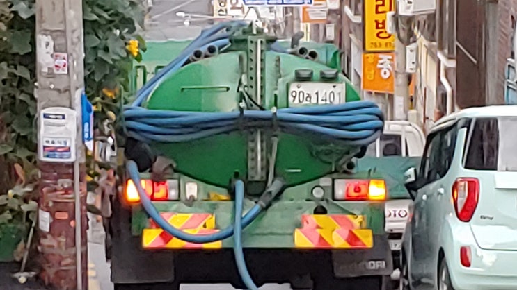 똥차가 길을 막아서 , 똥차 길을 막다 . 똥차가 길을 막아서 , 똥차 길을 막다 .
