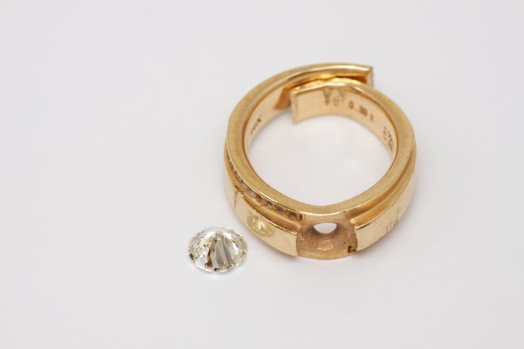 논현동다이아몬드 # 동네에서 구입한 결혼반지, 큐렛과 자외선반응이 특징적인 다이아몬드