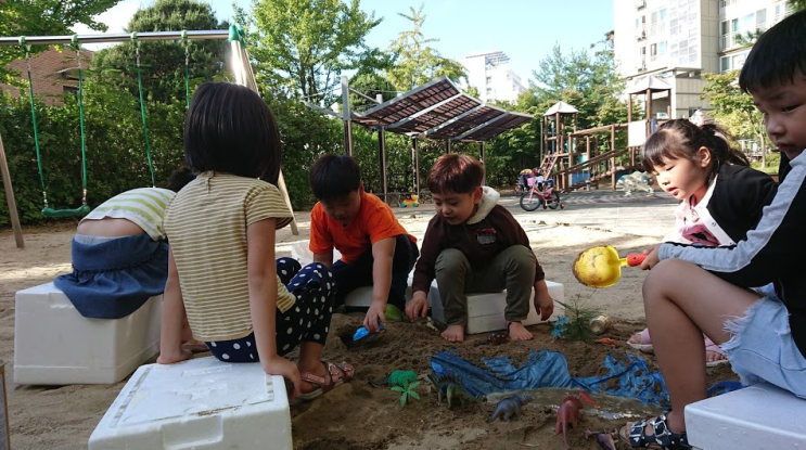  재활용 놀이 놀이터에서 저수지 놀이