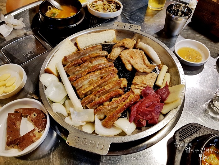  마포 도화동 달인곱창 초벌 곱창과 단무지 볶음밥