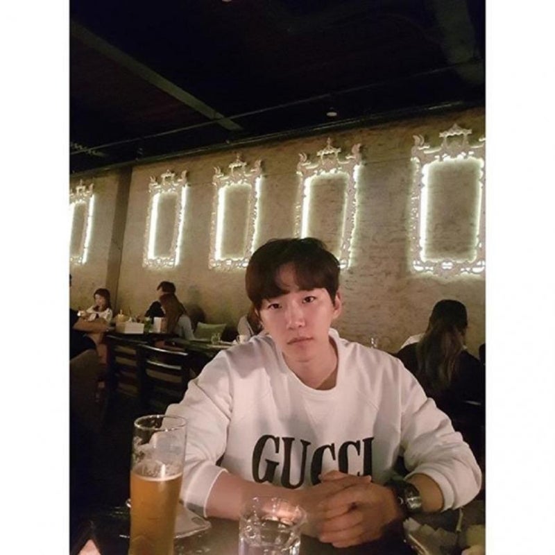 ‘국내 팬미팅 전석 매진’ 투피엠(2PM) 준호, 맥주잔 앞에 놓고 그윽한 얼굴로…“뀨?”