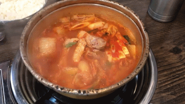  부산 전포동 카페거리에 있는 백채김치찌개에서 보달라 세트를 털어봤습니다.