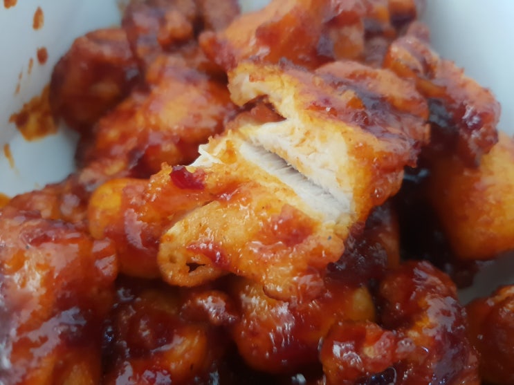  치킨더홈 고추핫치킨 취향 저격이네요.
