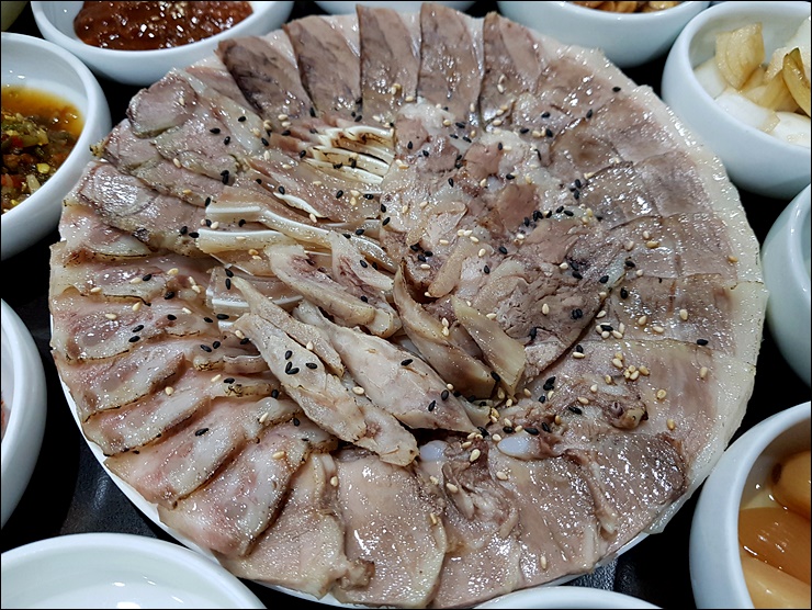  선산 정마담식당에서 수육모둠과 나물비빔밥으로