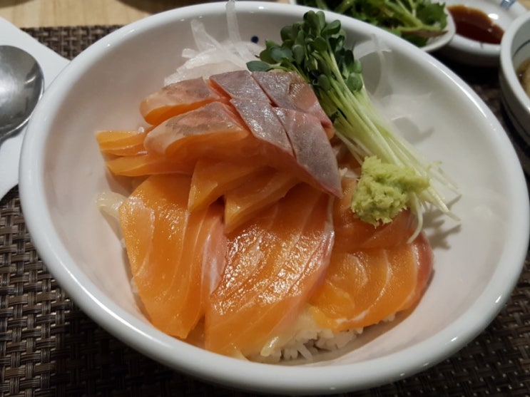  [잠실] 심야식당 저리가라한 분위기의 잠실의 '연어식당'에서 사케동과 감자고로케 먹었어요.
