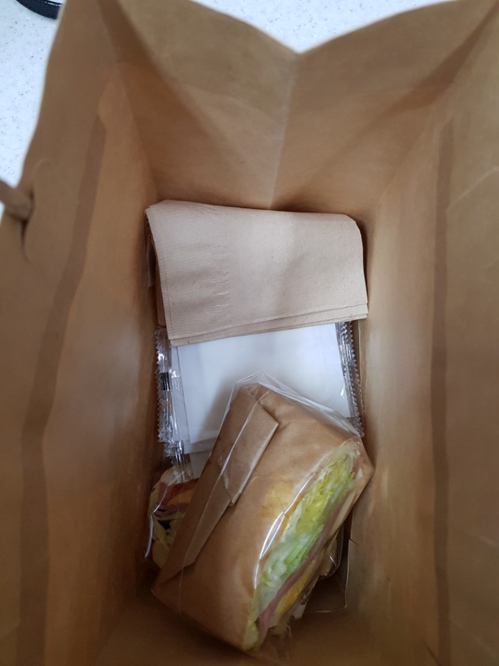 홍대입구치과 하치과 환자분께서 샌드위치 선물을 주셨어요 :)