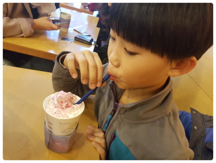  이디야 캔디라떼 예쁜데 맛도 good!