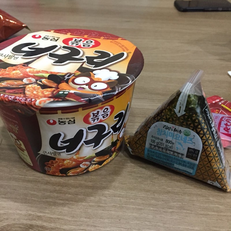 볶음면으로 즐기는 볶음 너구리 컵라면