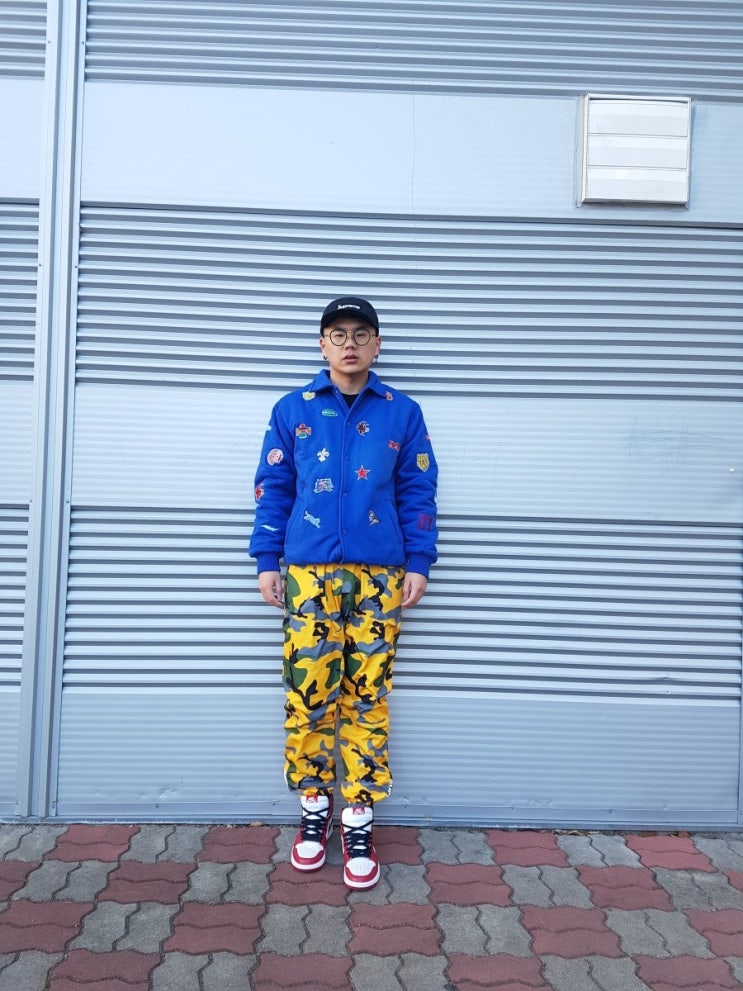  데일리룩 #83 슈프림 자켓과 슈프림 카모 트랙팬츠로 힙합 스타일 연출