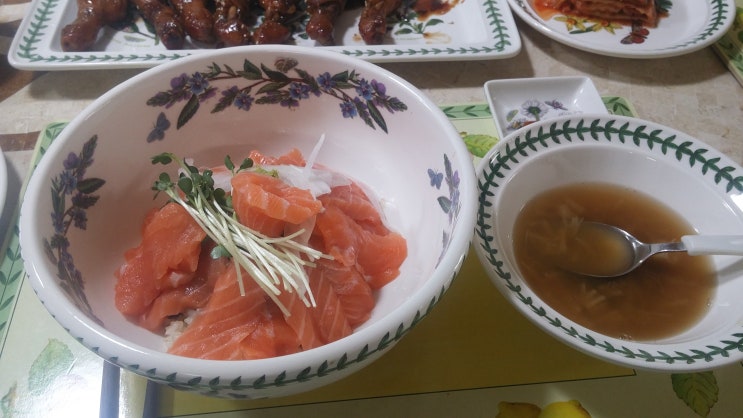  연어회 덮밥과 쿠민이 들어가 양념 닭다리 점심식사
