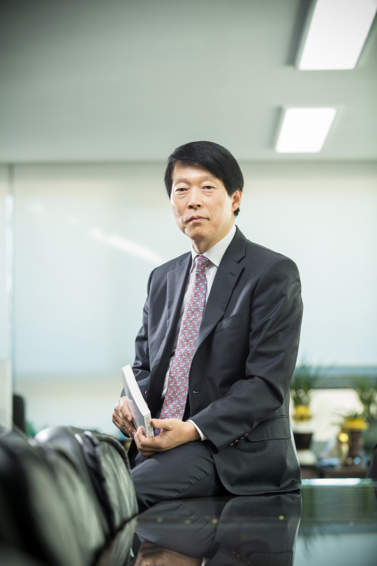 '임기 2년이나 남았는데'...신성철 석유관리원 이사장 사퇴, 왜? '임기 2년이나 남았는데'...신성철 석유관리원 이사장 사퇴, 왜?