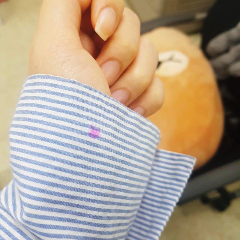 옷에 틴트 묻었을때!! 옷에 묻은 화장지우는법