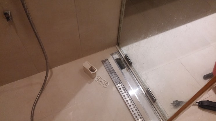 분당하수구 파크뷰 샤워부스 바닥에 물이 막혀서 안 내려가면 어떻게 해야 할까?