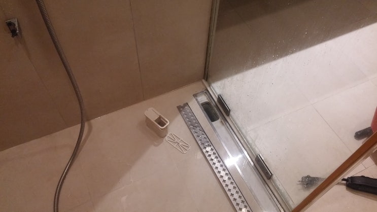  분당하수구 파크뷰 샤워부스 바닥에 물이 막혀서 안 내려가면 어떻게 해야 할까?