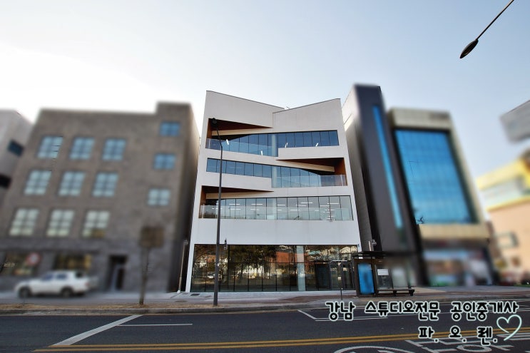  강남 지상 신축 스튜디오 임대 - 층고 4미터, 앞뒤테라스, 자연채광, 주차2대 +@ , 내부남녀 화장실, 시스템냉난방, 너무 예쁜 외관, 대로변 위치, 옥상정원