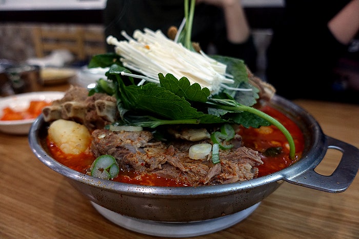 Seongsu -Dong Restaurant은 Seongsu Potato Tang 무게 가중치 주차장에 소문이났다