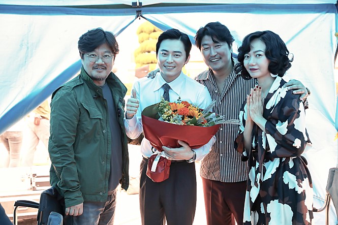 <b>송강호</b>, 조정석, 배두나 출연... 마약왕> - <<b>내부자들</b>> 우민호... 