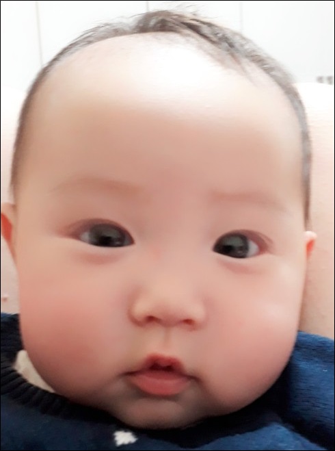  신생아 벗어난 수현이 의젓해졌네요^^
