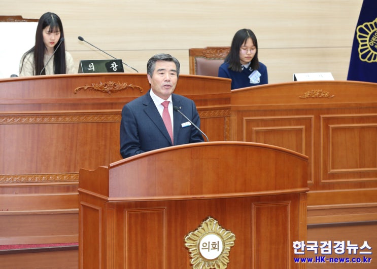 어린이-청소년의회 본회의에 출석한 김동일 <b>보령시장</b>... 