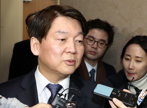 안철수 “중재파 통합 참여 시 대표직 <b>사퇴</b>”