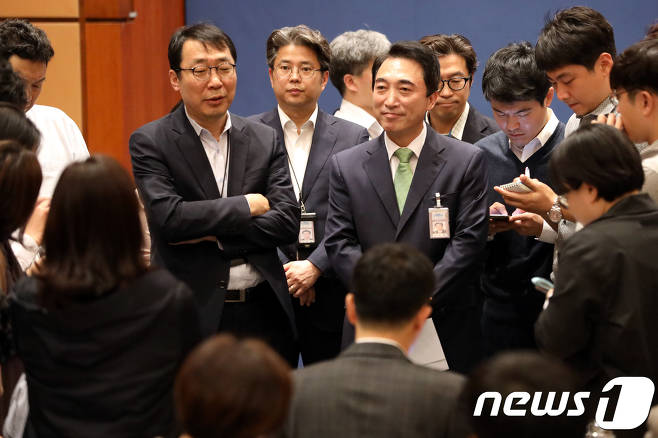 靑 떠나는 <b>박수현</b><b>대변인</b>, 조국<b>수석</b>과 함께 눈물 흘린 사연