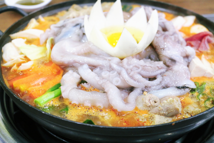 영하 17도 보양식, 산낙지가 통채로 투하! 낙곱전골은 사랑입니다 :  강남 고터 맛집 센트럴시티 일번지 육개장