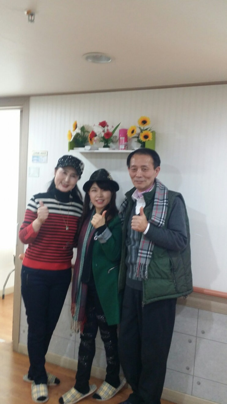 안양스마트요양원 노래교실엔 언제나        사랑이 꽃피는 나무.... 톡톡노래강사 이영신과 임중기강사님,고유정강사님..멋드러진 노래로 어르신들을 사로잡는 축제의 시간이죠~~