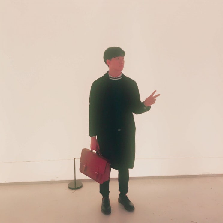 남자 옷 코디 : 검은색 코트&초록색니트조끼 남자 옷 코디 : 검은색 코트&초록색니트조끼