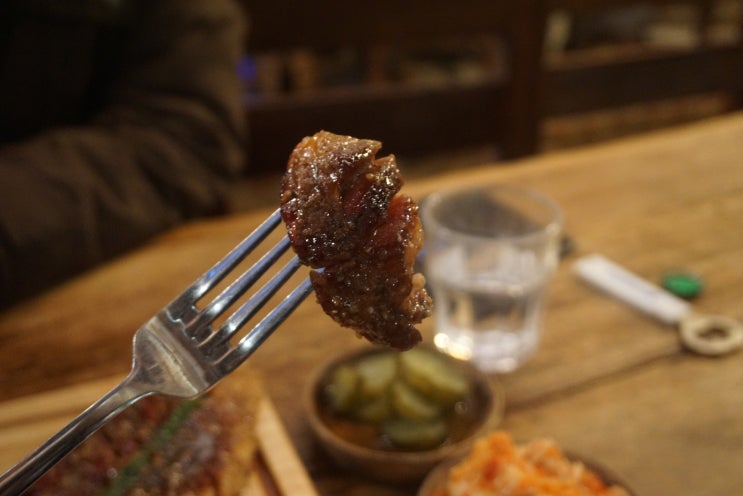  제주도 산방산 맛집, 흑돼지 고기나 바베큐 음식이 많은 - 유앤아이