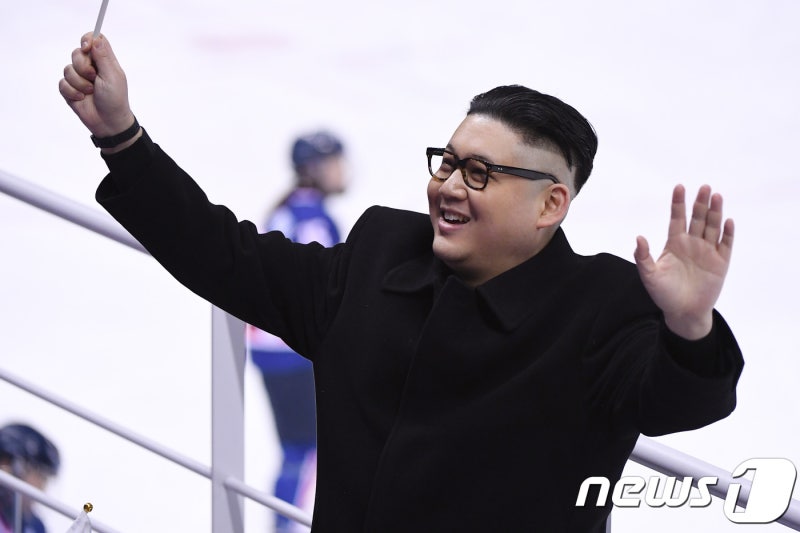 평창 북한 응원단 앞에서 김정은 흉내 낸 호주 놈.