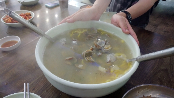 [둔촌동 맛집] 면이 노랑색 "황도바지락칼국수"