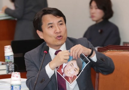 춘천 국회의원 김진태, 김일성가면 찢고 통일부장관 조명균에게 묻다