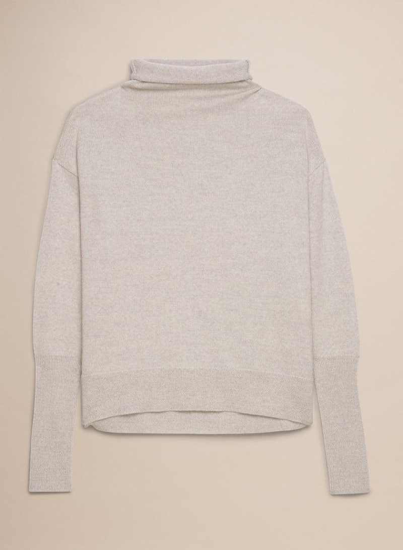 프레디 하이모어 y 엠마 로버츠, 검은 상판에 두 웃는 여자와 여자, png | PNGEgg, image size:800x1092