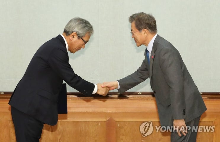 문재인 <b>대통령</b>, <b>신임장 수여</b>
