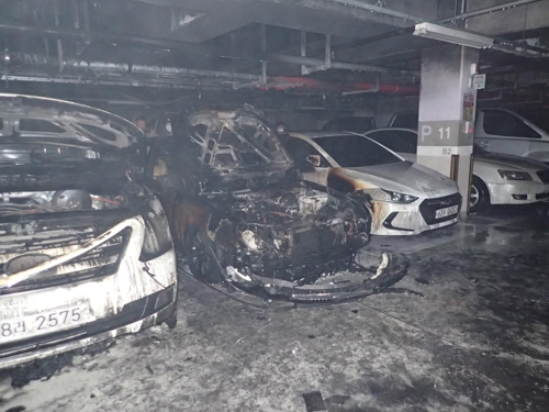 <b>부산</b> <b>기장군</b> 아파트 지하주차장에서 차량 화재