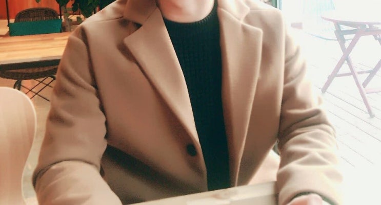 남자 옷 코디 : 베이지 롱코트 & 검은색 니트 남자 옷 코디 : 베이지 롱코트 & 검은색 니트