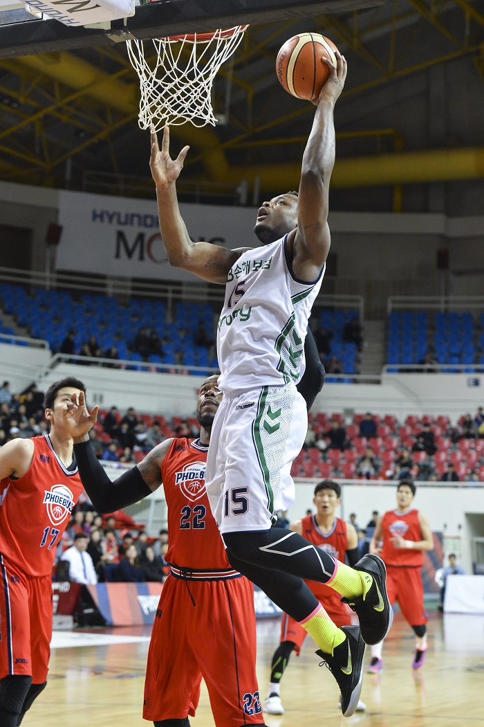 [KBL] '버튼 28P' DB, <b>현대모비스</b>에 <b>역전승</b>...매직넘버 2