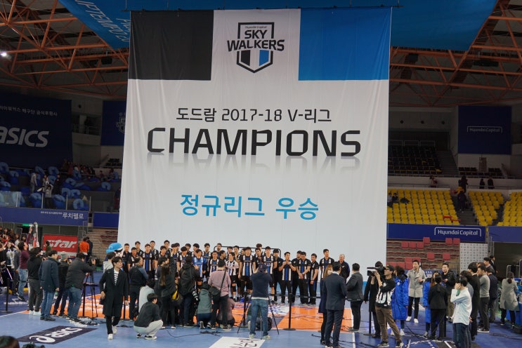 V<b>리그</b> <b>현대캐피탈</b>:한국전력 배구경기,<b>정규리그 우승</b> 시상... 