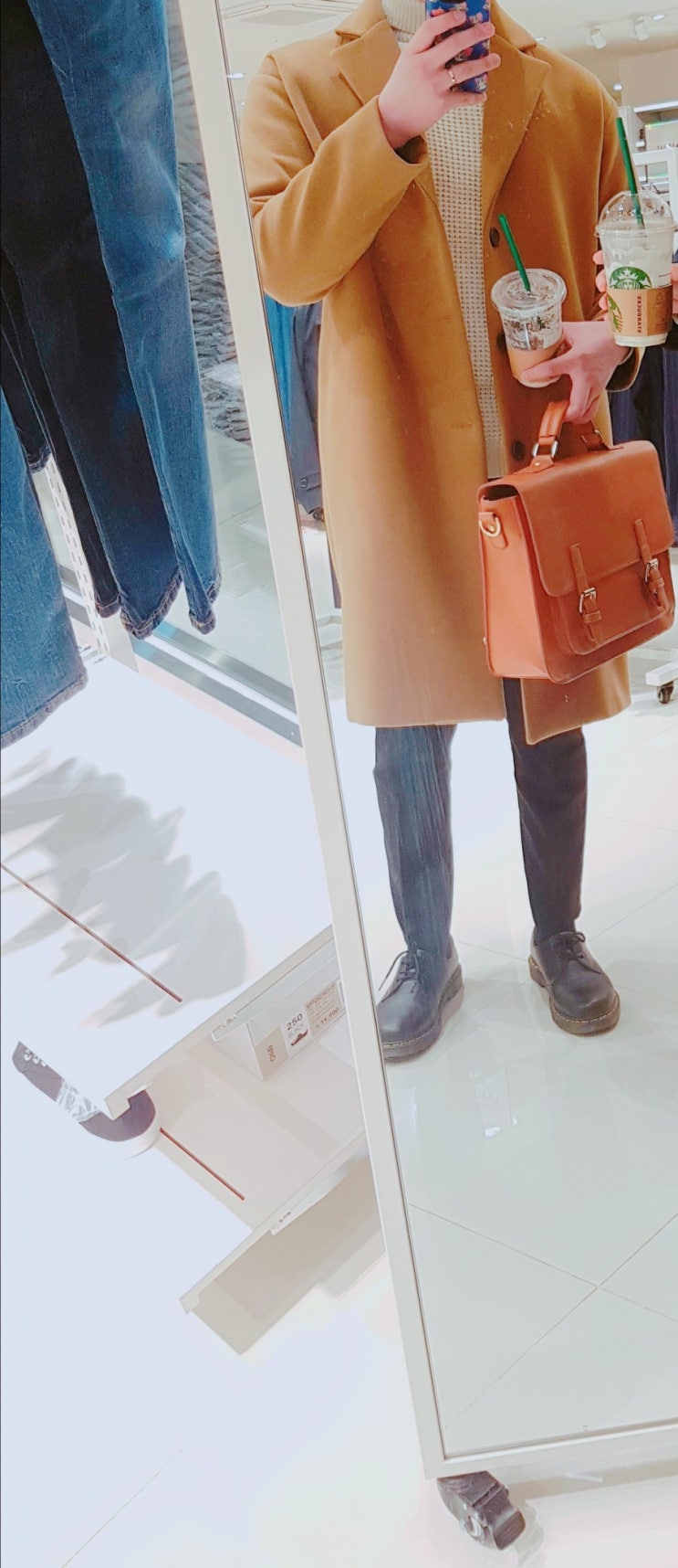 남자 옷 코디 : 베이지 코트 & 흰색 터틀넥 남자 옷 코디 : 베이지 코트 & 흰색 터틀넥