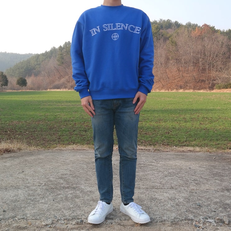  남자 파란색 맨투맨 인사일런스 청바지와 깔끔하게