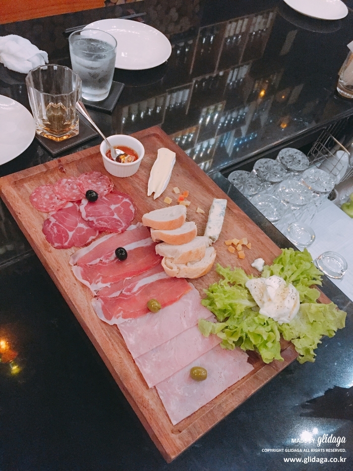 분위기 있는, 태국방콕 [재패니즈스타일 와인바 THE BAR] / 이탈리아 사장님 화덕피자 일본술 & 이탈리아 와인