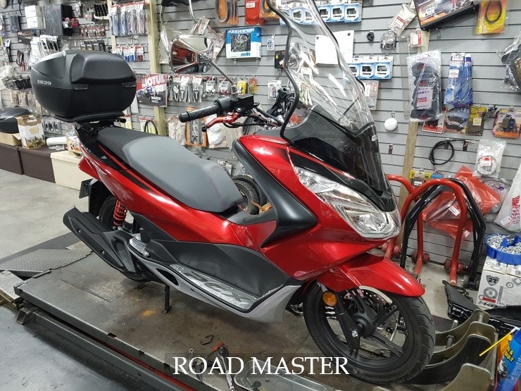 로드마스터 - HONDA 혼다 올뉴PCX125 사이드백 장착 튜닝