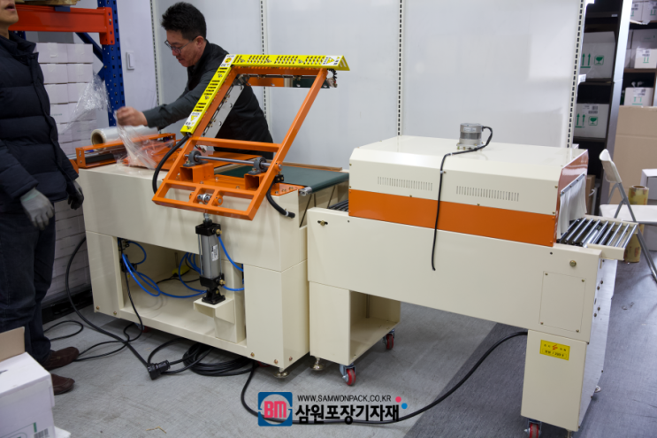  반자동 수축포장기를 하이웨이원에 설치했습니다[삼원포장기자재]
