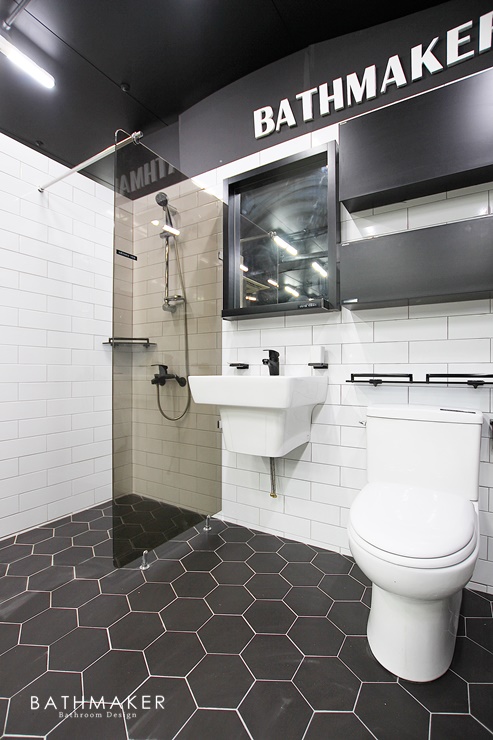 바스메이커 가운점 매장 새로운 욕실 부스 소개해드려요~ 화이트와 블랙 육각 타일 디자인  욕실 리모델링, 욕실 리모델링 전문 업체, 욕실 육각 타일 시공