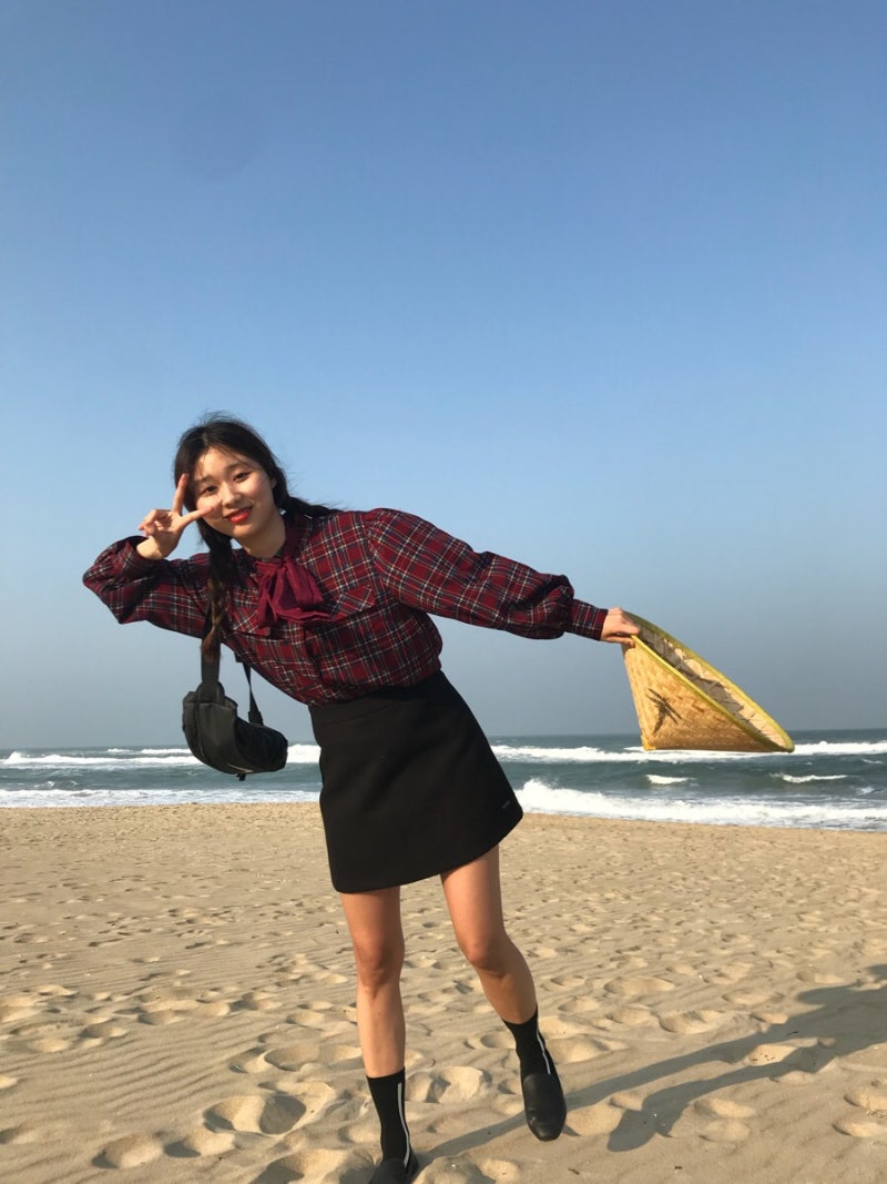 여성 체크블라우스 코디, 레드 체크 패턴 리본블라우스