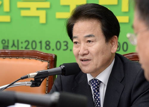 <b>정동영</b> “전북지사 출마? 다 지방선거 나가면 소는 누가 키우냐?”