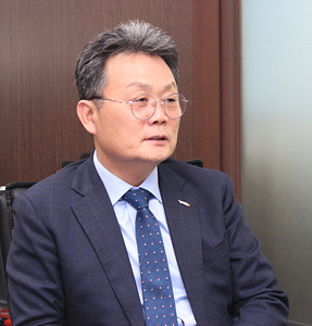 ‘중앙회-지회 간 화합 최대 목표…파벌싸움 없앨 것’ - <인터뷰 : 한국주유소협회 이영화 회장> ‘중앙회-지회 간 화합 최대 목표…파벌싸움 없앨 것’ - <인터뷰 : 한국주유소협회 이영화 회장>