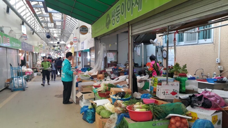 사창동시장 방문 지역민들께 삼봉 3봉윤근 인사드립니다.