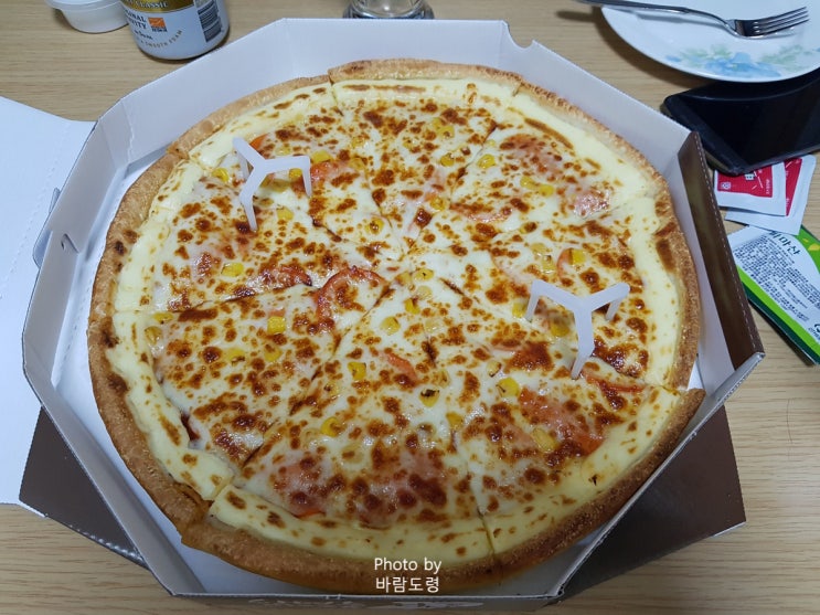 친구와 함께 야식으로 한명숙피자를 먹었어요 친구와 함께 야식으로 한명숙피자를 먹었어요